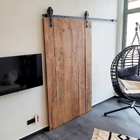 Mya Lenas Apartment *