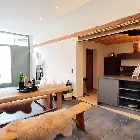 Mya Lenas Apartment *