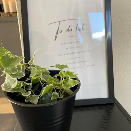 Mya Lenas Apartment *