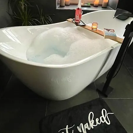 Mya Lenas Apartment